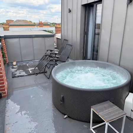 1 Bedroom Flat Apartment with Hot Tub on the Balcony & City View, Sleeps 4Ppl