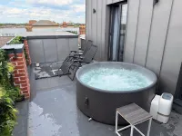 1 Bedroom Flat Apartment with Hot Tub on the Balcony & City View, Sleeps 4Ppl