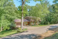 Waterfront Lake Barkley Home w/ Deck & Fire Pit! - 3-Sterne