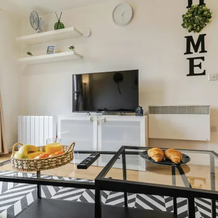 B1 Balcony Flat | Mailbox, Cube & City Break