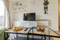 B1 Balcony Flat | Mailbox, Cube & City Break - balcony