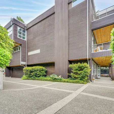 Executive Lake Washington Stay with Dock Access