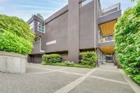 Executive Lake Washington Stay with Dock Access - Boutique