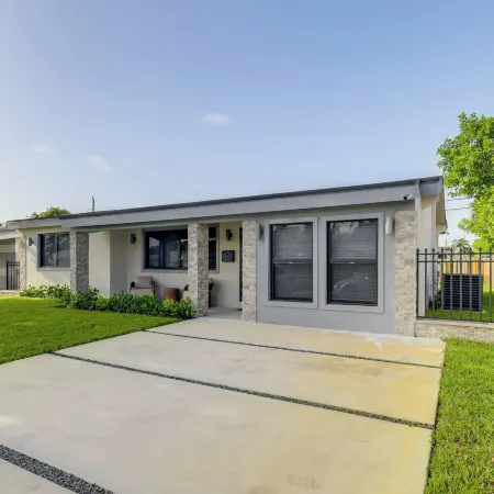 Private Yard! Getaway 3 Mi to Hard Rock Stadium