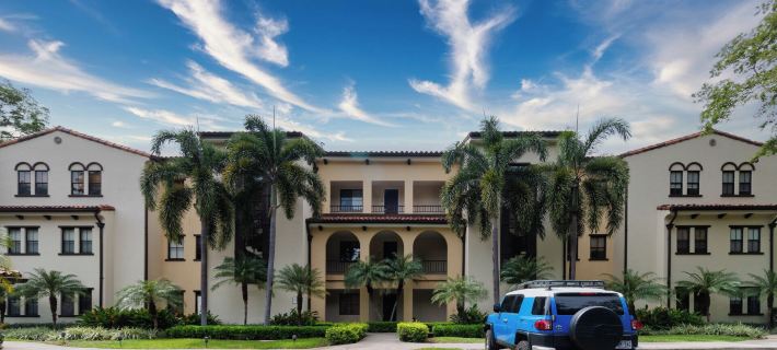 Spacious One-Bedroom Condo with Pool View, Balcony & Beach Club Access Hotels in Coco