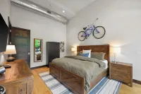 Luxe, Large, Stylish Glacier National Park Condo! Best Location in Town! - バルコニー