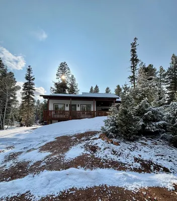 Cabin Retreat with Hot Tub, Telescope, Games & Fire Pit -Near Duck Creek Village