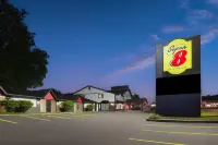 加納諾克/鄉紳度假村温德姆速 8 酒店 - 停車場