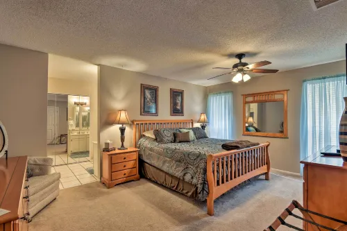 Golf, Hike & Suntan: Mesa Family Home w/ Yard - Homestays