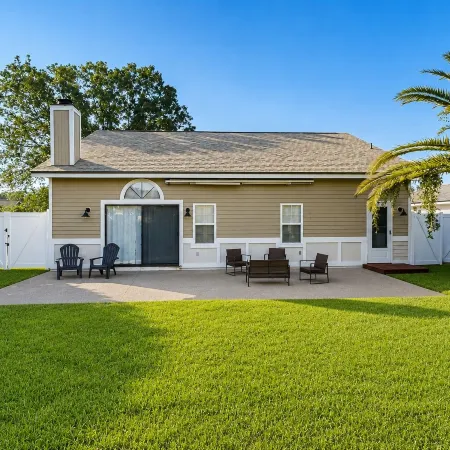 Spacious and Quiet Home With Private Patio & Enclosed Yard