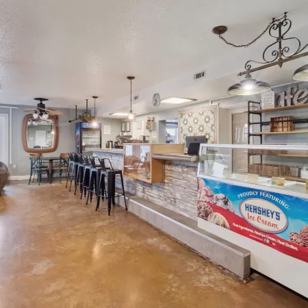 Howard Johnson by Wyndham Oceanfront Daytona Beach Отели рядом с достопримечательностью «Парк Сан Сплэш»