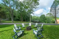 6 Br Cabin Hot Tub Fire Pit Min to Hatley Pointe - 3-Star