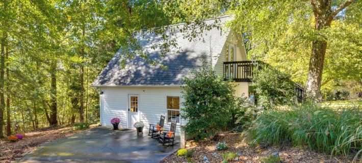 Clemson Game Day Cottage w/ Fire Pit Hotels in Pickens County