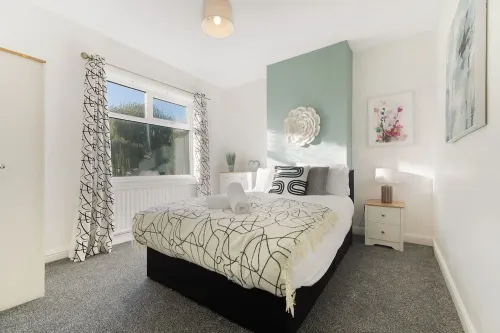 Darlington Central 4BR With Parking and Free Wifi - Homestay