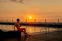 Four Points by Sheraton Makassar - piscina