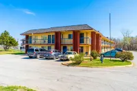 Castle Inn & Suites by OYO Chickasha - Bãi đậu xe