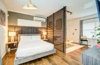 Luxury Studio in Vibrant Houston Heights Retreat - Condos