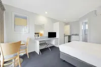 Hamilton Townhouse Motel - Motels