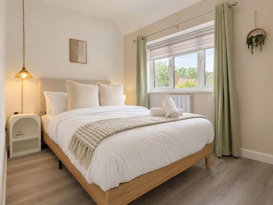 Perfect Booking Bright 3 Bed Home w Garden Sunroom