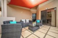 Sunny 2Br: Balcony, Pool, Kitchen, Walk to Beach - parking