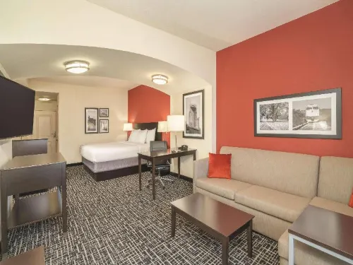 La Quinta Inn & Suites by Wyndham Smyrna TN - Nashville - parking