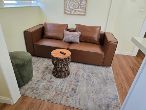 Sunny Two Bedroom in Uptown - Kondo