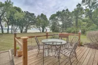 Waterfront Pelican Lake House w/ Dock - 2 estrellas