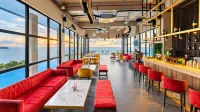 Golden Tulip Belitung - bar