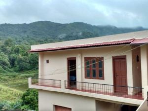 Temple & Hillview Guest House - Rooms (4 Bedded Room)