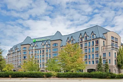 Holiday Inn & Suites North Vancouver Hotels near جسر كابيلانو المعلق