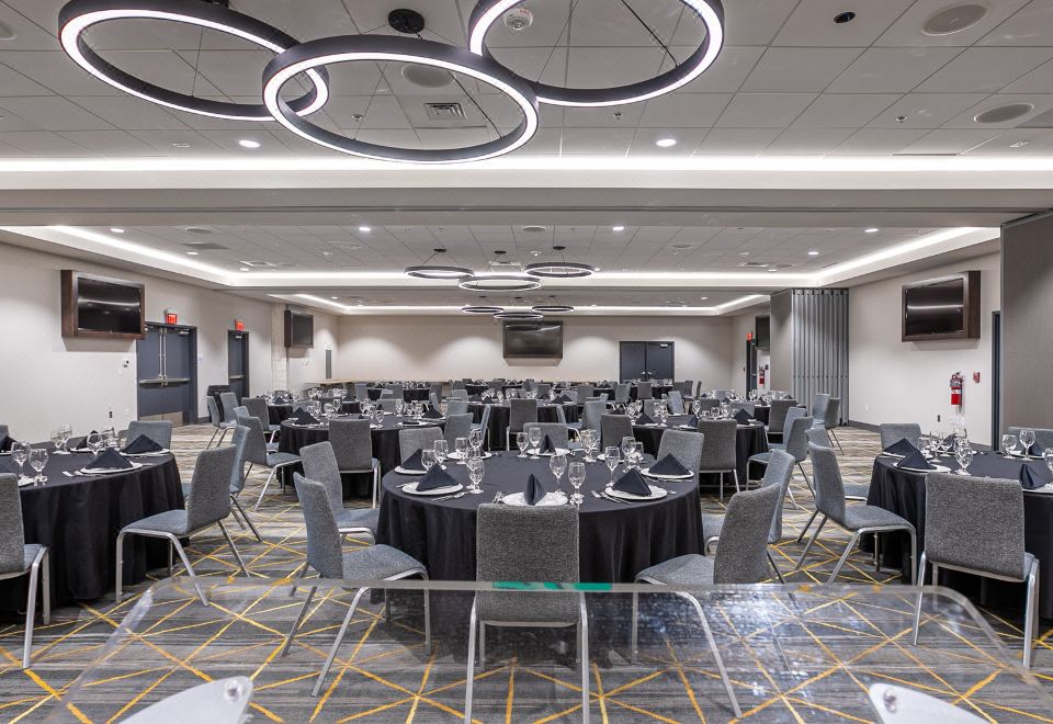 홀리데이 인의 로비와 실내 수영장 모습