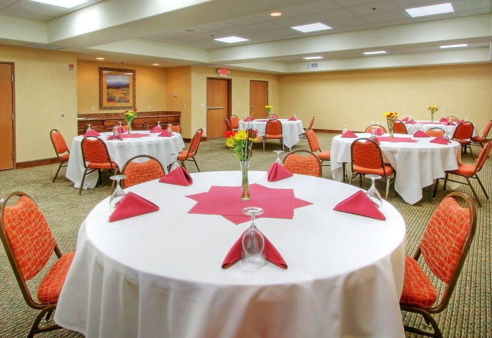 2. 홀리데이 인 익..