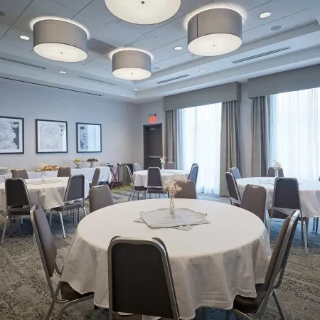 Hilton Garden Inn Corning Downtown Отели в г. Корнинг