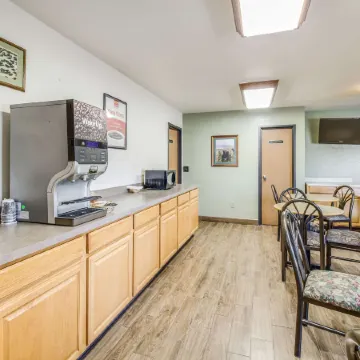 Econo Lodge, Downtown Custer Near Custer State Park and Mt Rushmore