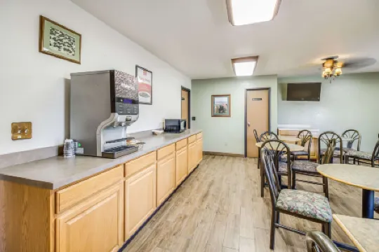 Econo Lodge, Downtown Custer Near Custer State Park and Mt Rushmore