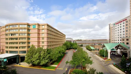 Embassy Suites by Hilton Chicago O'Hare Rosemont Отели рядом с достопримечательностью «Театр Роузмонта»