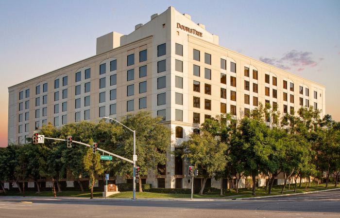 โรงแรม Zessa Orange County Airport, a DoubleTree บาย Hilton
