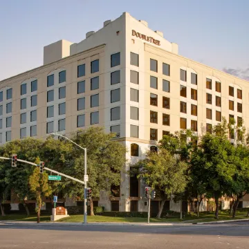 Hotel Zessa Orange County Airport, a DoubleTree by Hilton