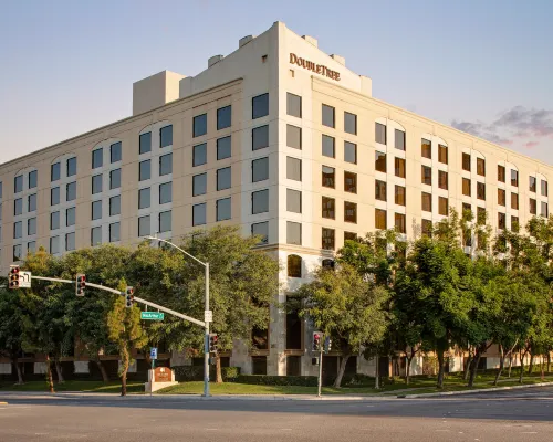 Hotel Zessa Orange County Airport, a DoubleTree by Hilton Hotels in Santa Ana