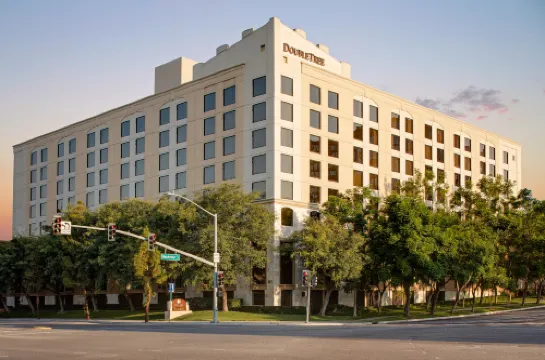 Hotel Zessa Orange County Airport, a DoubleTree by Hilton