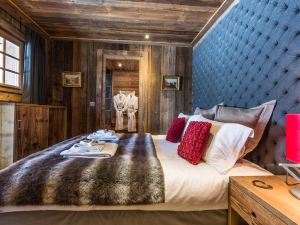 Chalet Lourson 3 Bedrooms, Jacuzzi and Sauna in The Bossons Forest