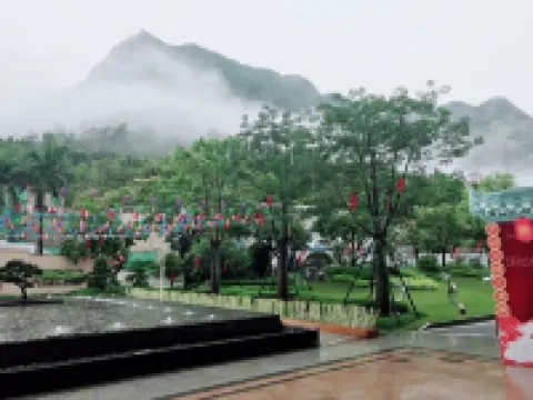 Guangzhou Zengcheng Baishuizhai Forest Valley Golden Leaf Hot Spring Holiday Villa