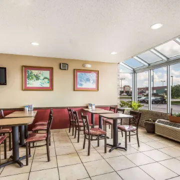 Econo Lodge Inn & Suites Fairview Heights St Louis