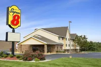 Super 8 by Wyndham Alton Hotels in Elsah