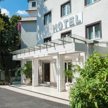 Hotel La Pergola Отели рядом с достопримечательностью «Станция метро Jonio»