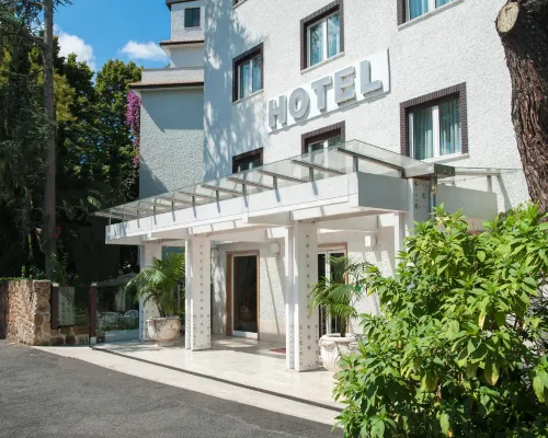 Hotel La Pergola Hotels near Jonio Metro Station