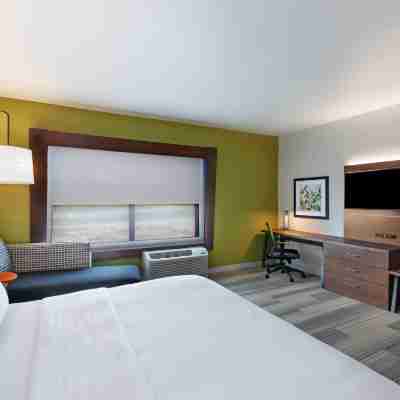 Holiday Inn Express & Suites Chanute Rooms