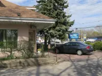 Clarkson Village Motel, 1815 Lakeshore Rd West Mississauga Отели рядом с достопримечательностью «Шеридан»