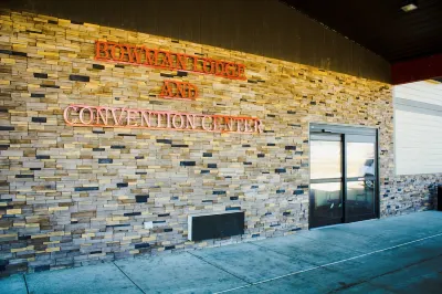 Bowman Lodge & Convention Center Отели в г. 