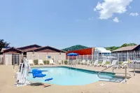 Quality Inn - Pools